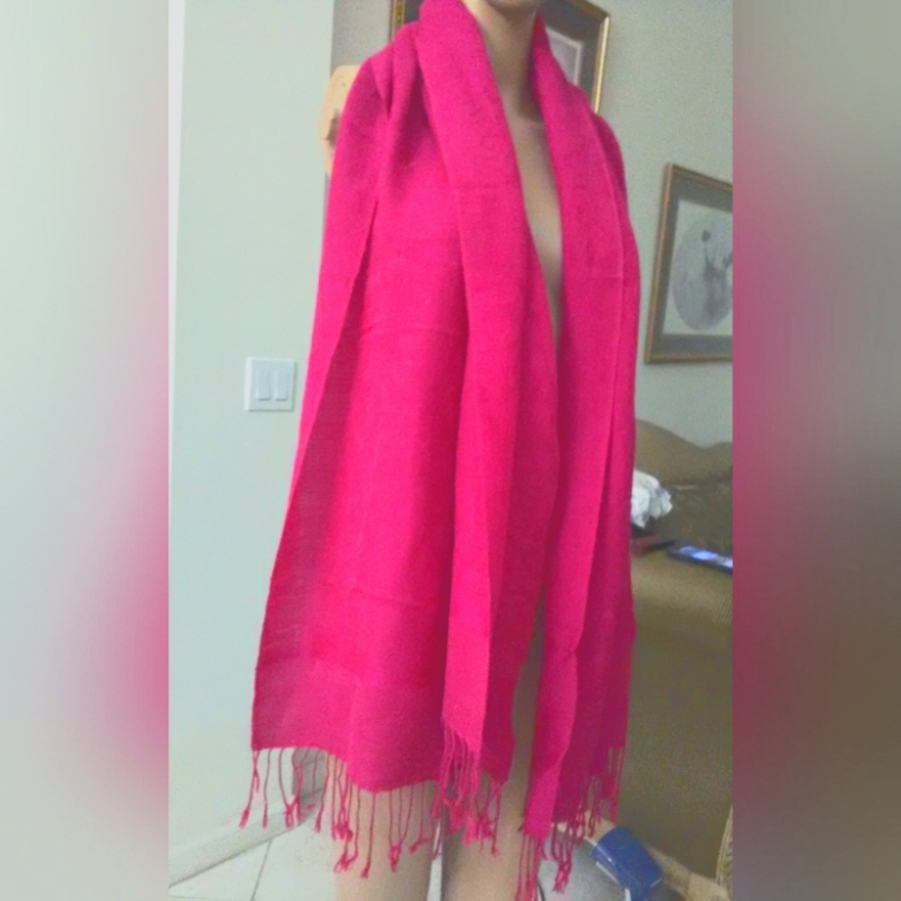 LIKE NEW 100% PASHMINA WRAP BY "PASHMINA" VIBRANT PINK W/ TASSELS RARE MATERIAL - Picture 2 of 8